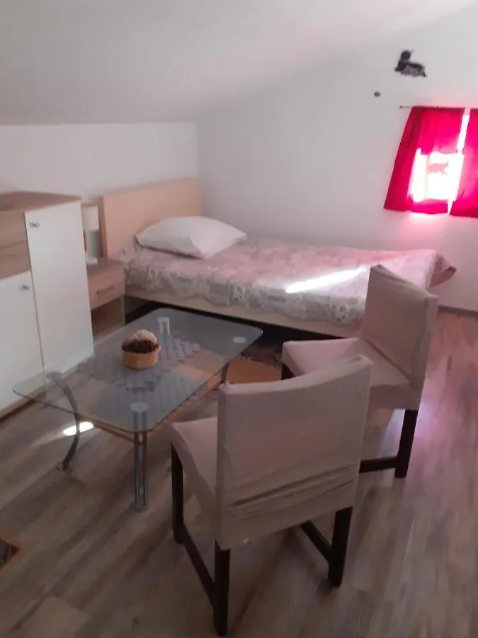 Iva Apartments سيلو