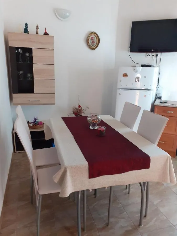 Iva Apartments سيلو