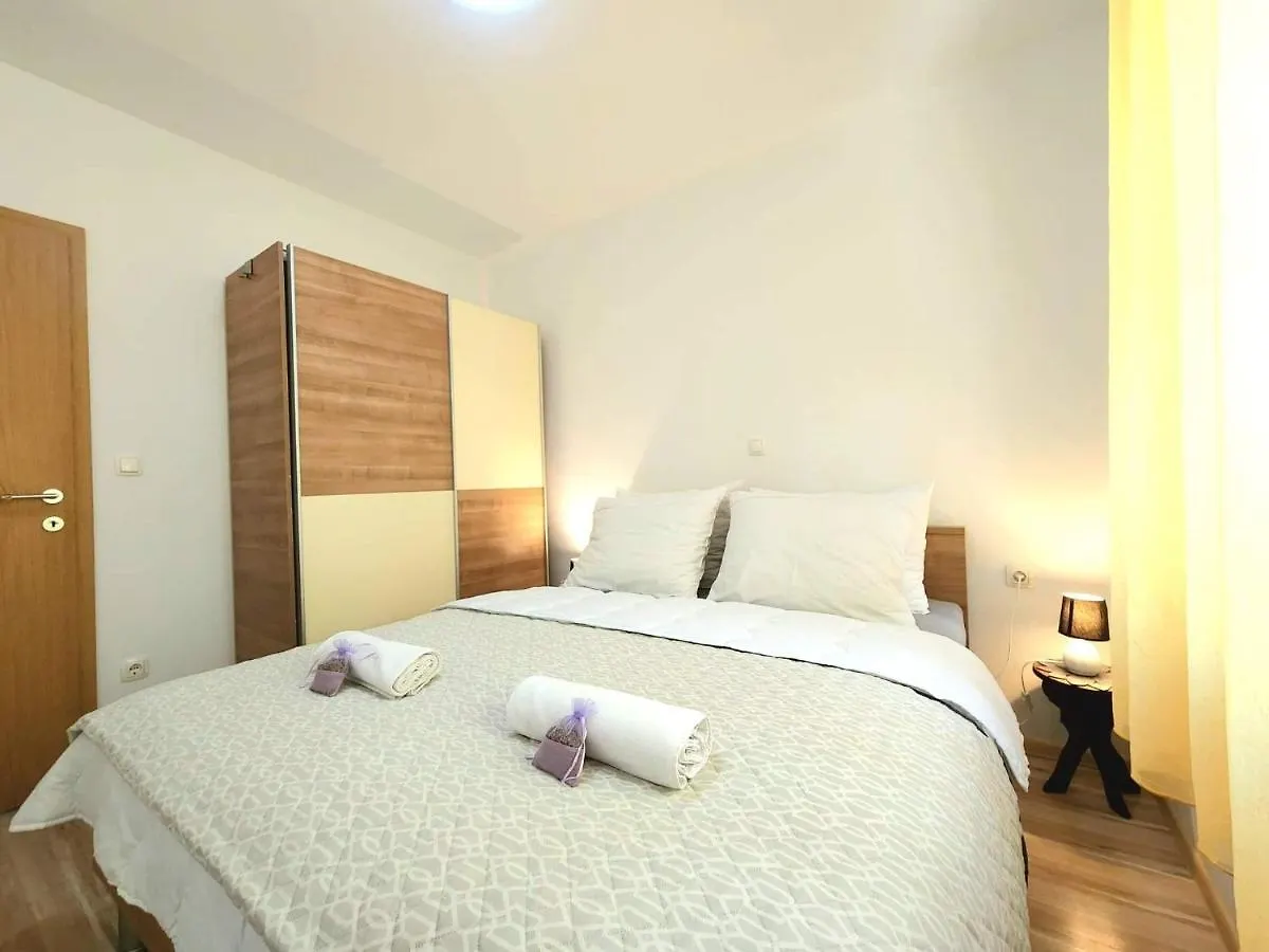 Iva Apartments سيلو